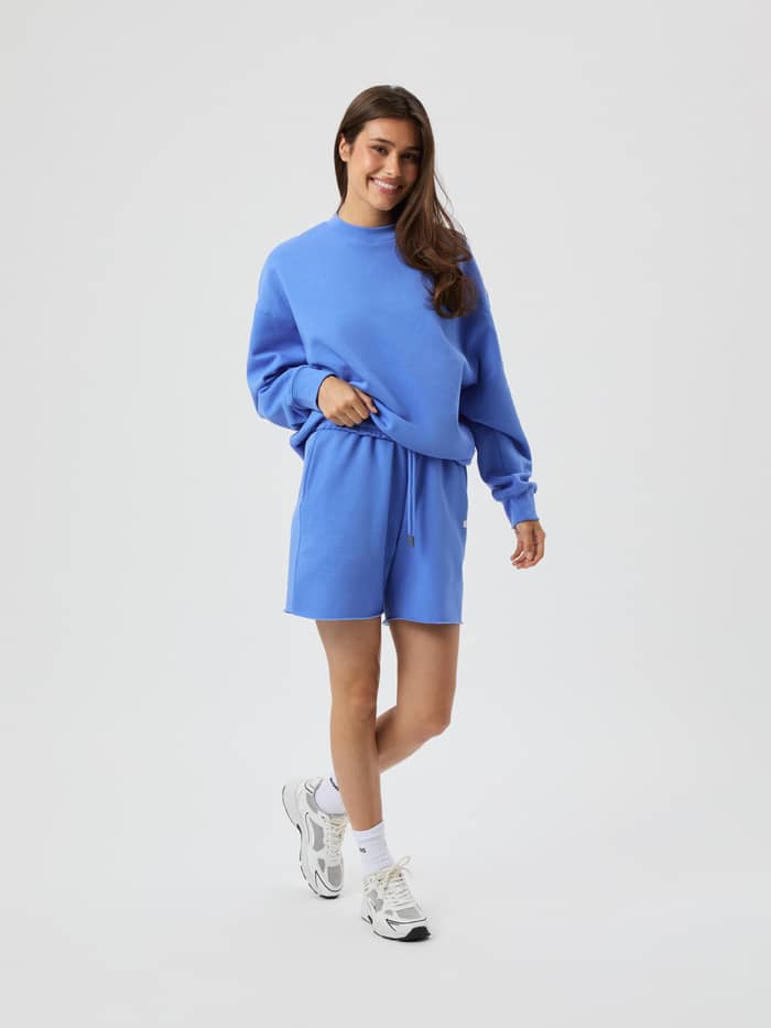 Björn Borg Studio Oversized Sweatshirt i Ultramarine (Blå) för dam sedd i helfigur med en snygg, avslappnad passform.