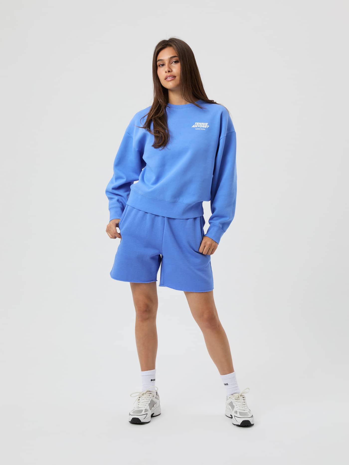 Vorderansicht einer Frau im Borg Boyfriend Sweatshirt in Ultramarine (Blau) mit Tennis-Grafik und lockerem Oversized-Fit. - Image 4