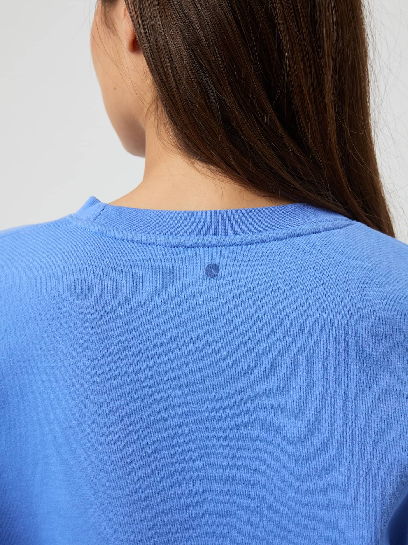Nahaufnahme der Rückansicht des Borg Boyfriend Sweatshirt in Ultramarine (Blau) mit tonalem Tennisball-Logo im Oversize-Fit. - Image 5