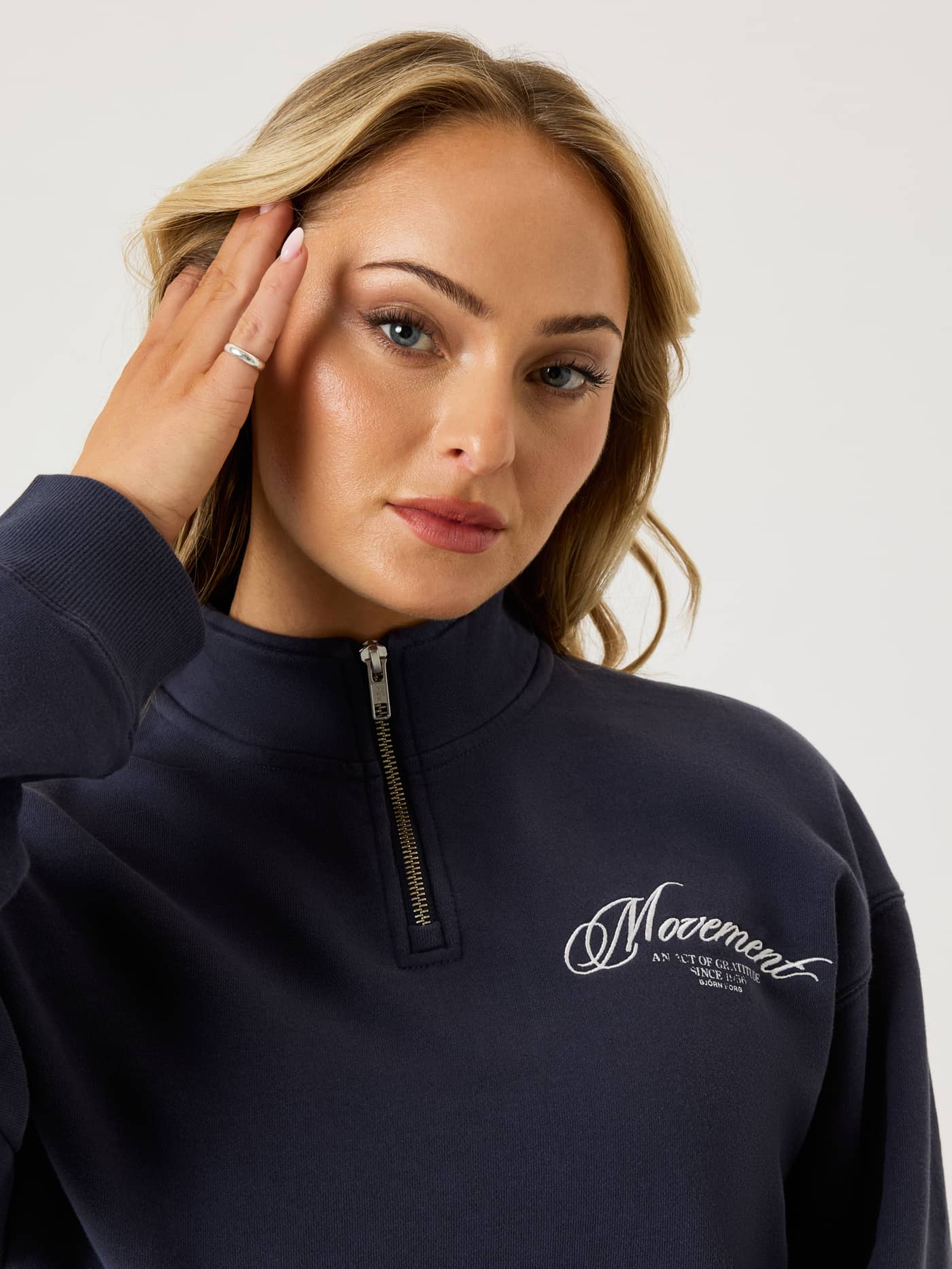 Alice Stenlöf Halfzip Sweatshirt i Graphite (Mørkeblå) har en flot pasform med halv lynlås og hvidt grafisk print. - Image 6