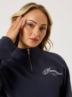 Alice Stenlöf Halfzip Sweatshirt i Graphite (Mørkeblå) har en flot pasform med halv lynlås og hvidt grafisk print. - Image 6