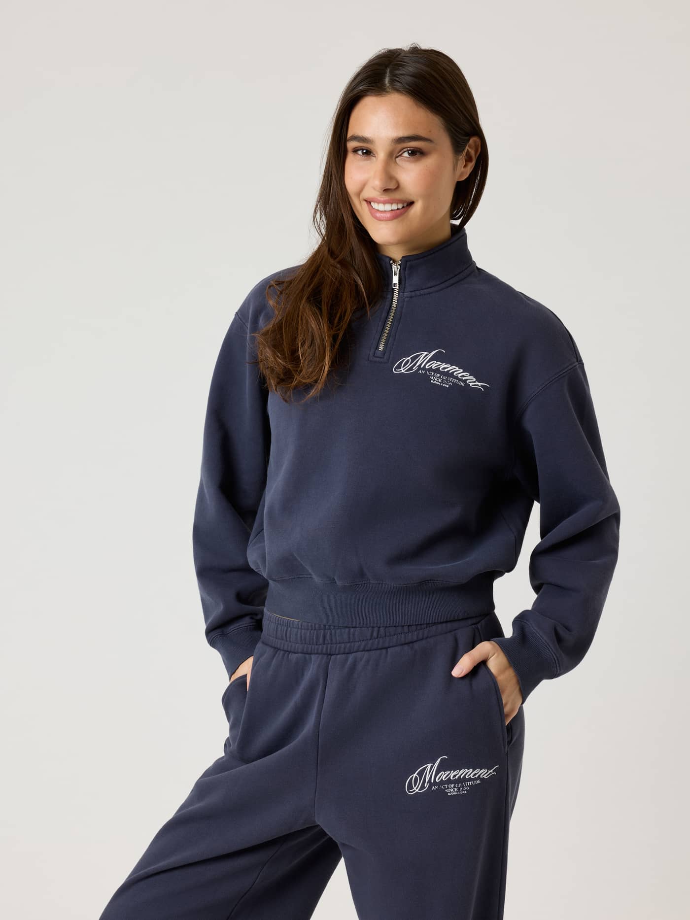 Alice Stenlöf Halfzip Sweatshirt i Graphite (Marineblå) med en afslappet pasform, blød fleece og hvidt logo på brystet. - Image 13