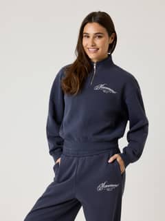 Alice Stenlöf Halfzip Sweatshirt i Graphite (Marineblå) med en afslappet pasform, blød fleece og hvidt logo på brystet. - Image 13