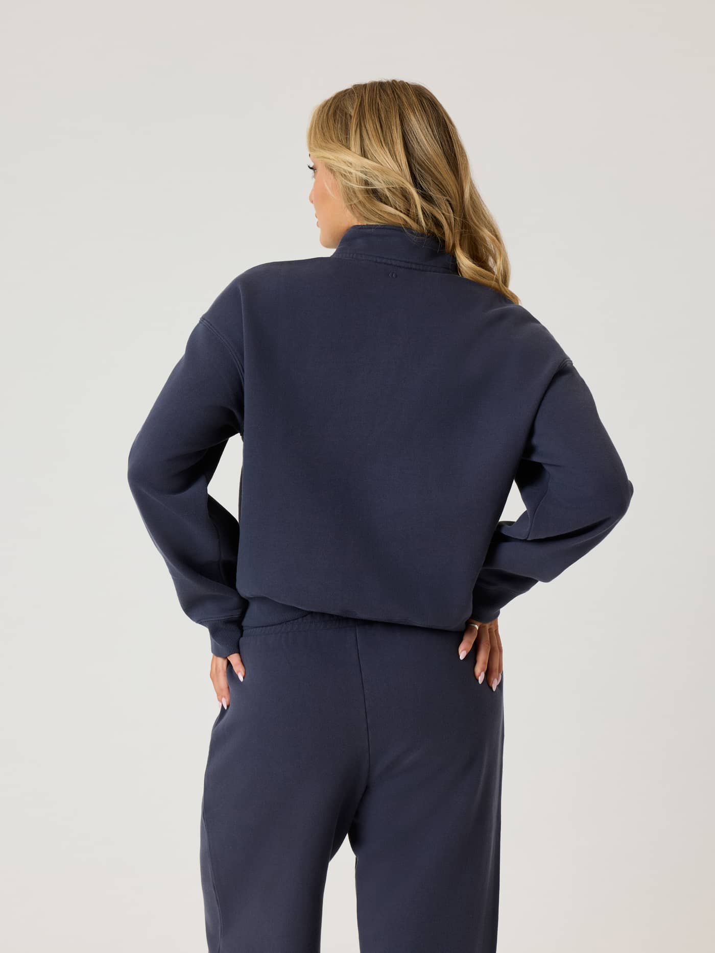 Alice Stenlöf Halfzip Sweatshirt i Graphite (Mørkeblå) set bagfra med en afslappet pasform i blød fleece. - Image 4