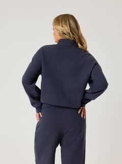 Alice Stenlöf Halfzip Sweatshirt i Graphite (Mørkeblå) set bagfra med en afslappet pasform i blød fleece. - Image 4