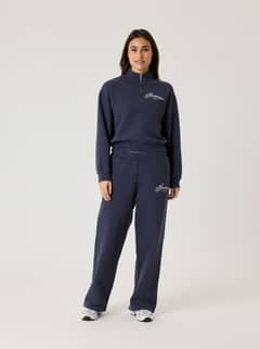 Alice Stenlöf Halfzip Sweatshirt i Graphite (Marineblå) set forfra i fuld figur med en afslappet pasform. - Image 15