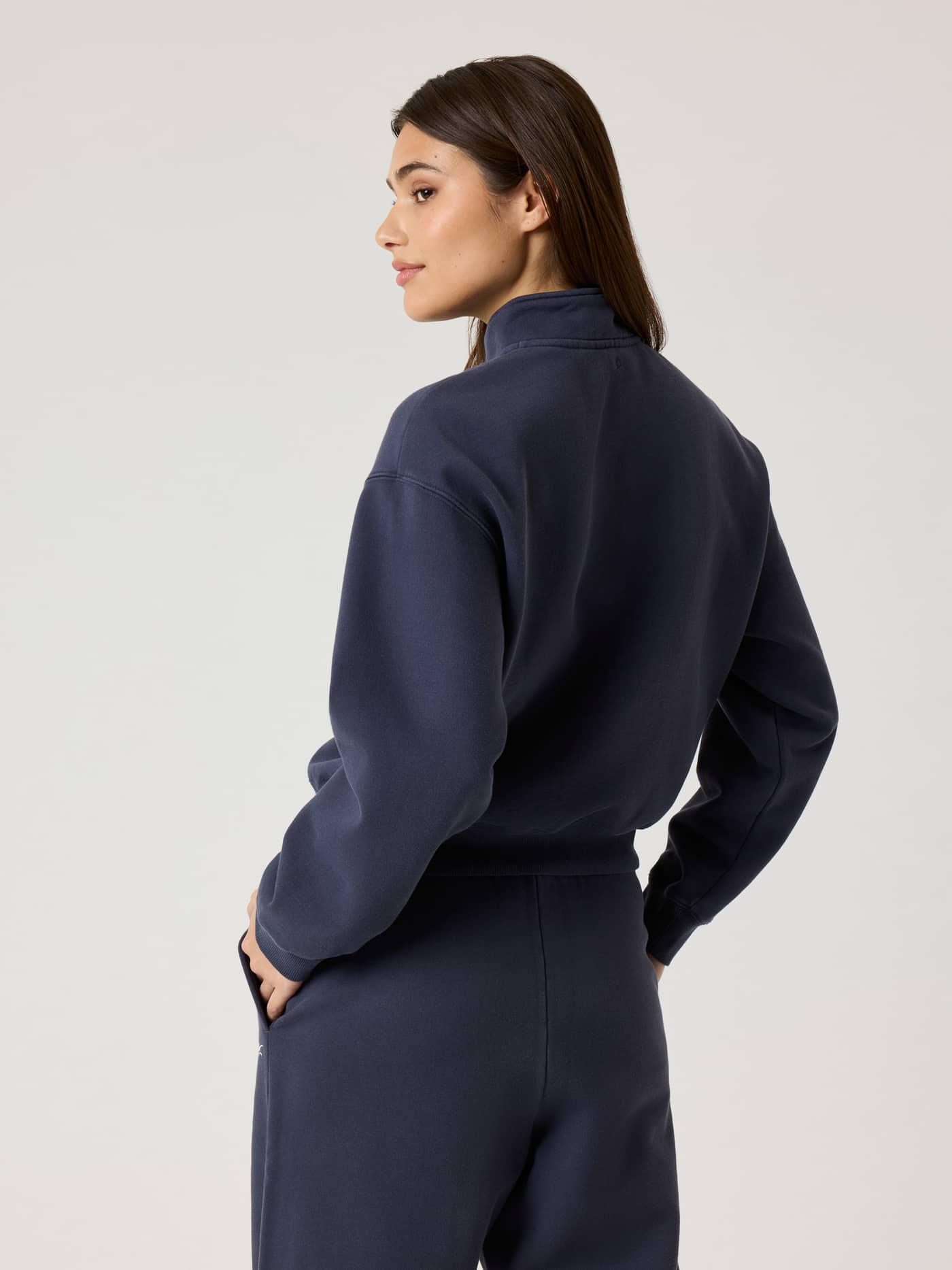 Alice Stenlöf Halfzip Sweatshirt i Graphite (Mørkeblå) set bagfra med en stilfuld og afslappet pasform. - Image 14