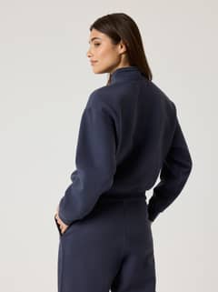 Alice Stenlöf Halfzip Sweatshirt i Graphite (Mørkeblå) set bagfra med en stilfuld og afslappet pasform. - Image 14
