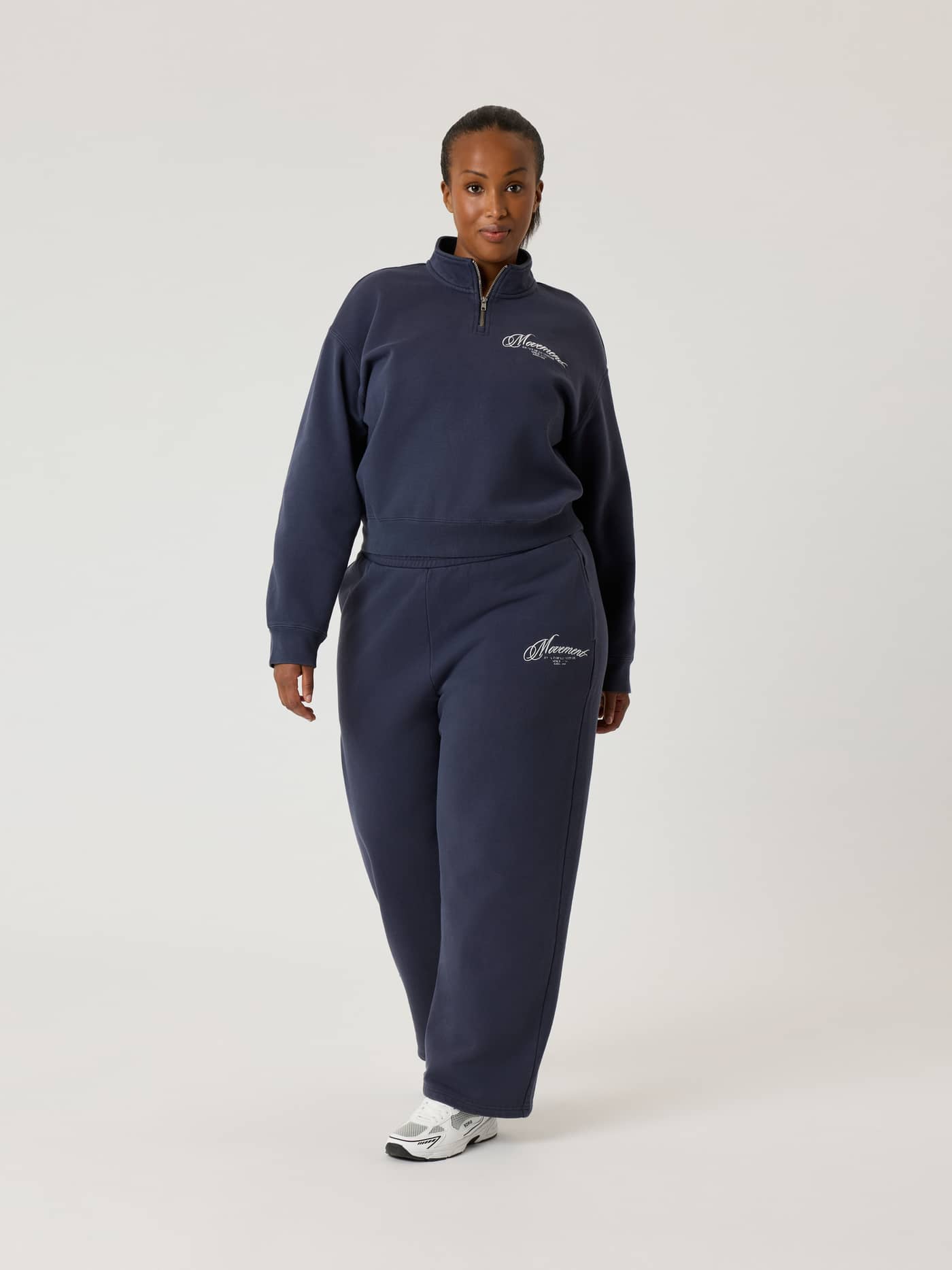 Alice Stenlöf Halfzip Sweatshirt i Graphite (Mørkeblå) set forfra i fuld figur med hvidt logo og almindelig pasform. - Image 10