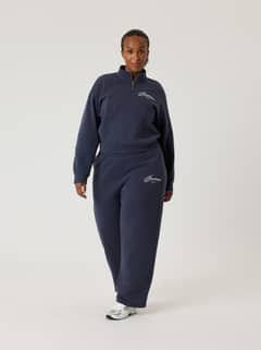 Alice Stenlöf Halfzip Sweatshirt i Graphite (Mørkeblå) set forfra i fuld figur med hvidt logo og almindelig pasform. - Image 10