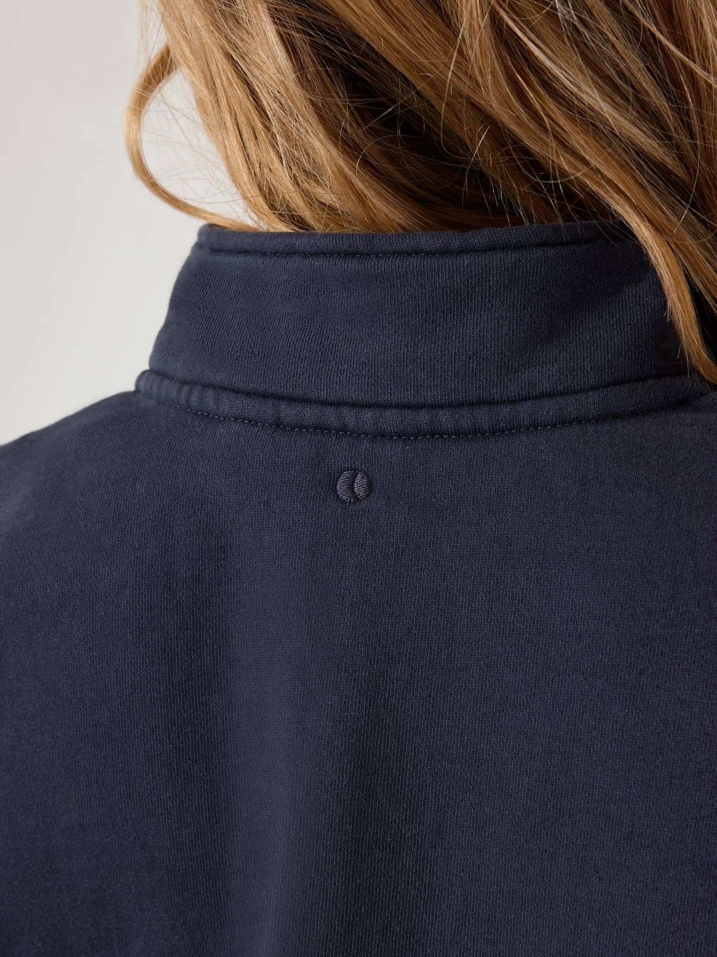 Alice Stenlöf Halfzip Sweatshirt i Graphite (Blå) set bagfra i nakken med et lille logo og blød fleece. - Image 7