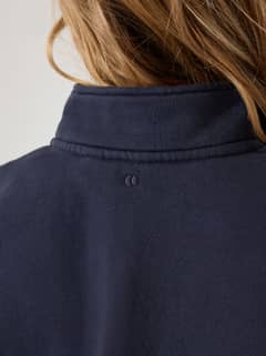 Alice Stenlöf Halfzip Sweatshirt i Graphite (Blå) set bagfra i nakken med et lille logo og blød fleece. - Image 7