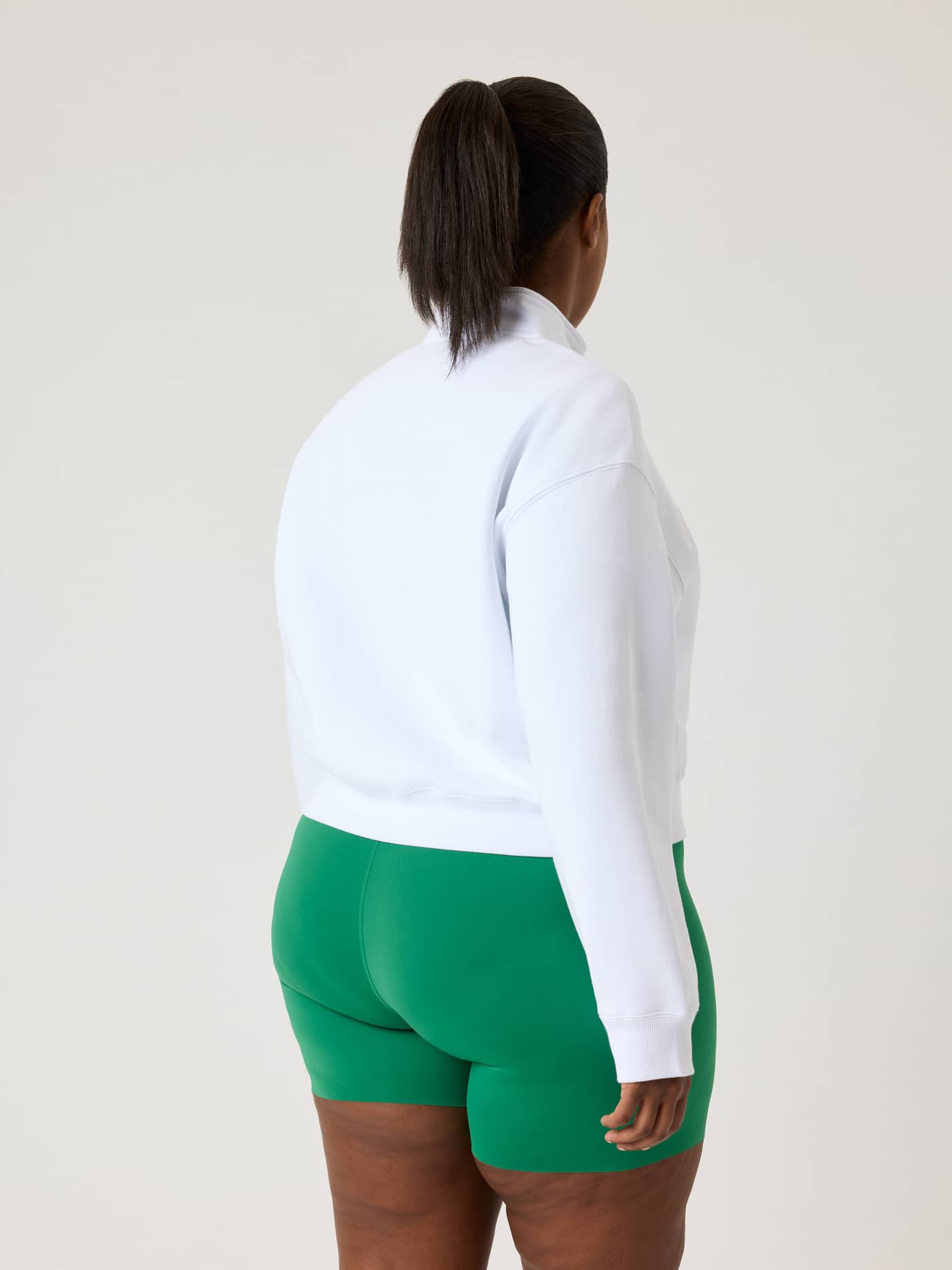 Vue de dos d'une femme portant l'Alice Stenlöf Halfzip Sweatshirt en Brilliant White (Blanc) pour une coupe élégante. - Image 7