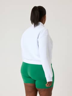 Vue de dos d'une femme portant l'Alice Stenlöf Halfzip Sweatshirt en Brilliant White (Blanc) pour une coupe élégante. - Image 7