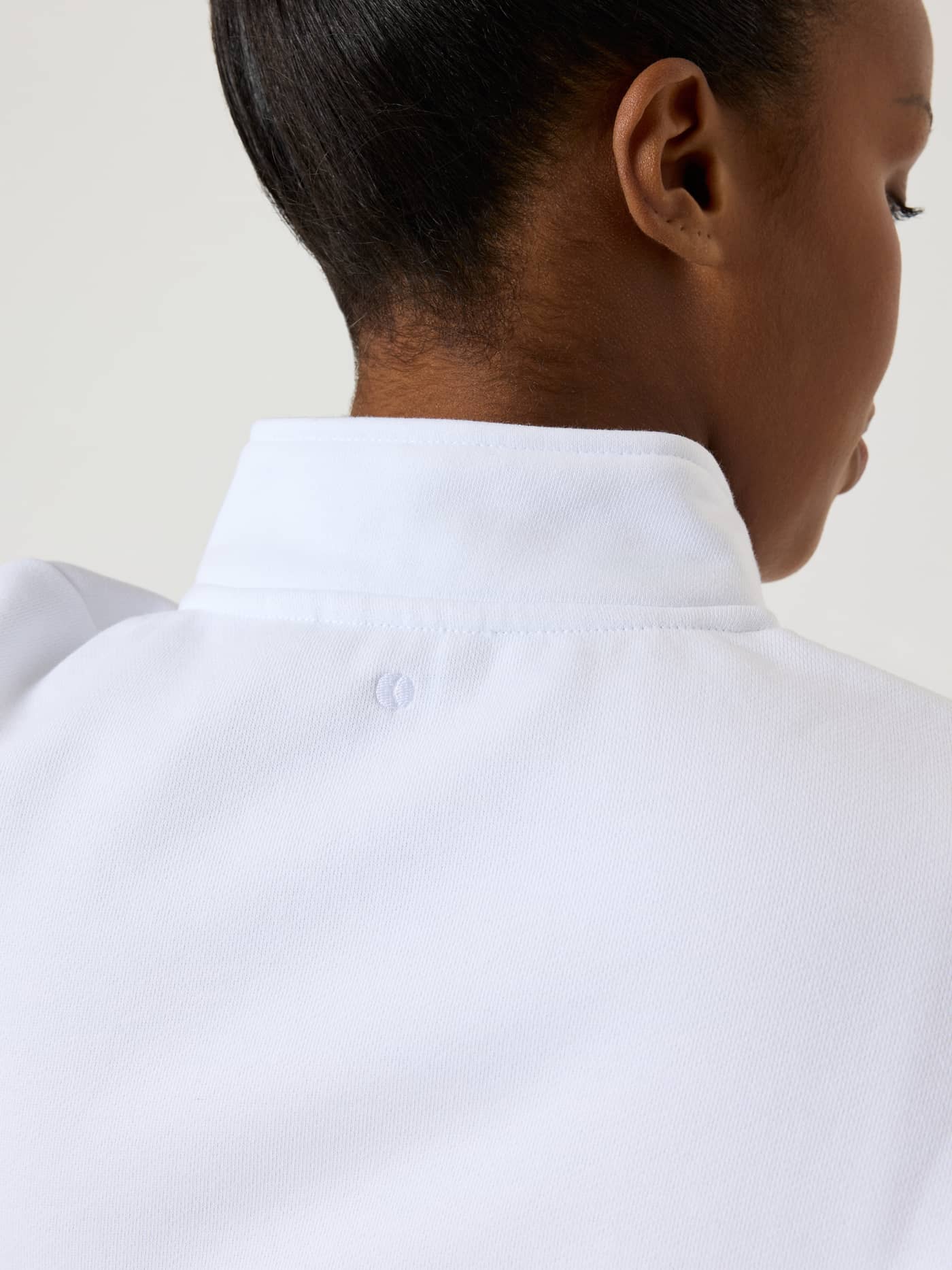 Vue arrière de l'Alice Stenlöf Halfzip Sweatshirt en Brilliant White (Blanc) avec logo ton sur ton au niveau de la nuque. - Image 10