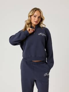 Alice Stenlöf Halfzip Sweatshirt i Graphite (Blå) set forfra på en kvinde med et blødt fit og grafisk print. - Image 1