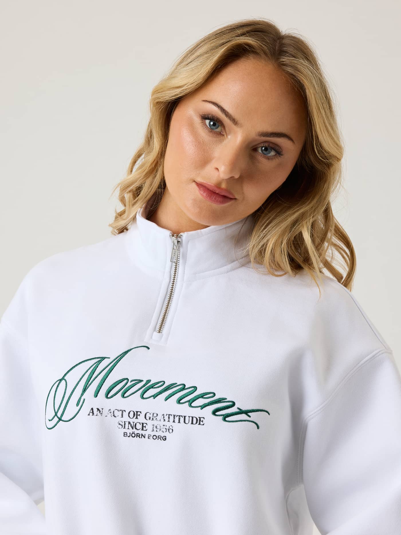 Alice Stenlöf Halfzip Sweatshirt en coton Brilliant White (Blanc) avec graphisme vert sur la poitrine et une coupe stylée. - Image 2