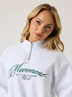 Alice Stenlöf Halfzip Sweatshirt en coton Brilliant White (Blanc) avec graphisme vert sur la poitrine et une coupe stylée. - Image 2