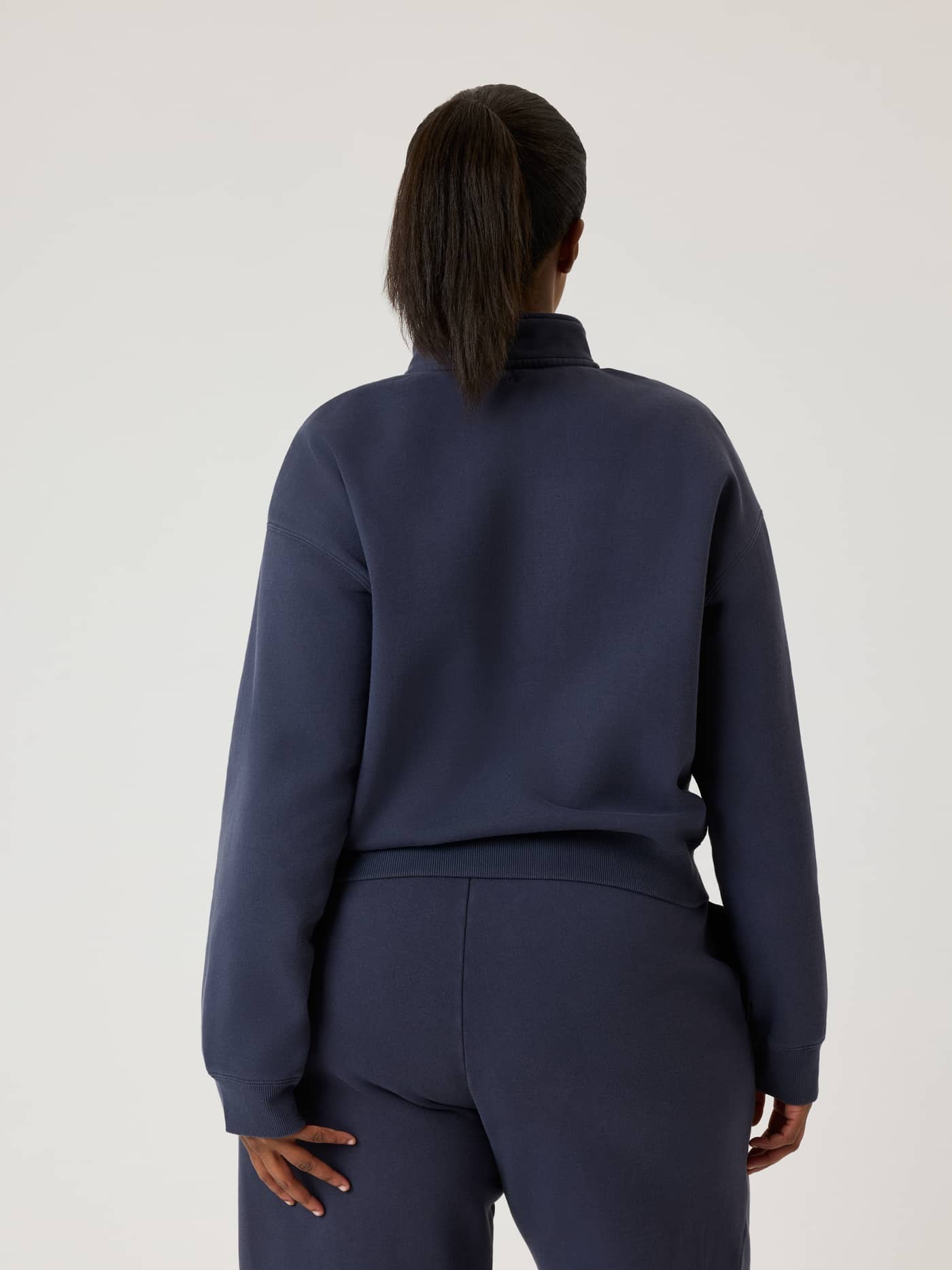 Alice Stenlöf Halfzip Sweatshirt i Graphite (Blå) set bagfra med en afslappet pasform til kvinder. - Image 9