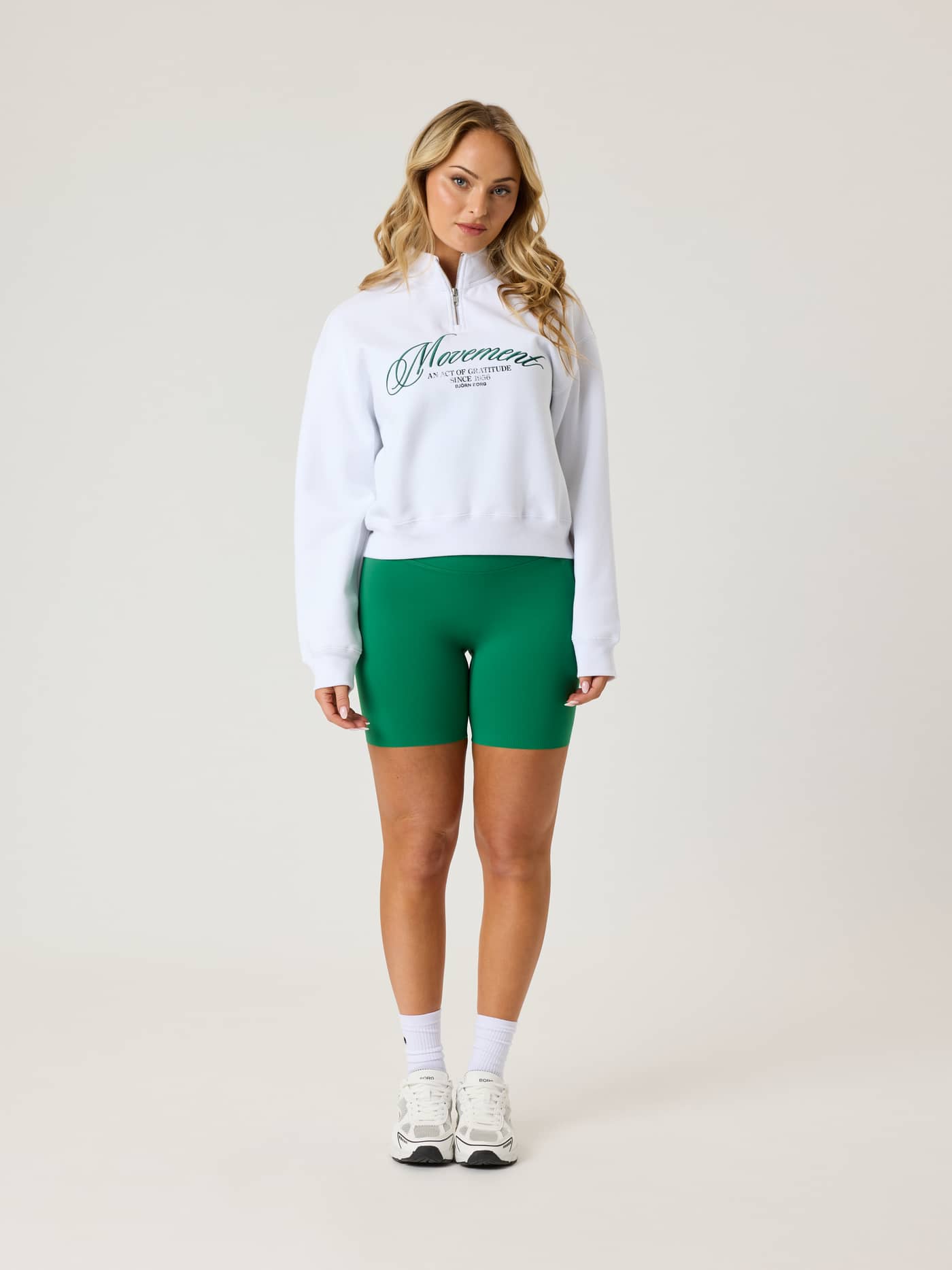 Vue de face en pied d'un mannequin portant le Alice Stenlöf Halfzip Sweatshirt Brilliant White (Blanc) à coupe décontractée. - Image 5