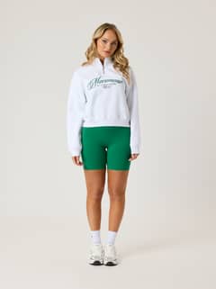 Vue de face en pied d'un mannequin portant le Alice Stenlöf Halfzip Sweatshirt Brilliant White (Blanc) à coupe décontractée. - Image 5