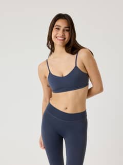Björn Borg Alice Stenlöf Soft Bra in Odyssey Gray (Marineblauw) met een stijlvolle fit voor training in vooraanzicht. - Image 5