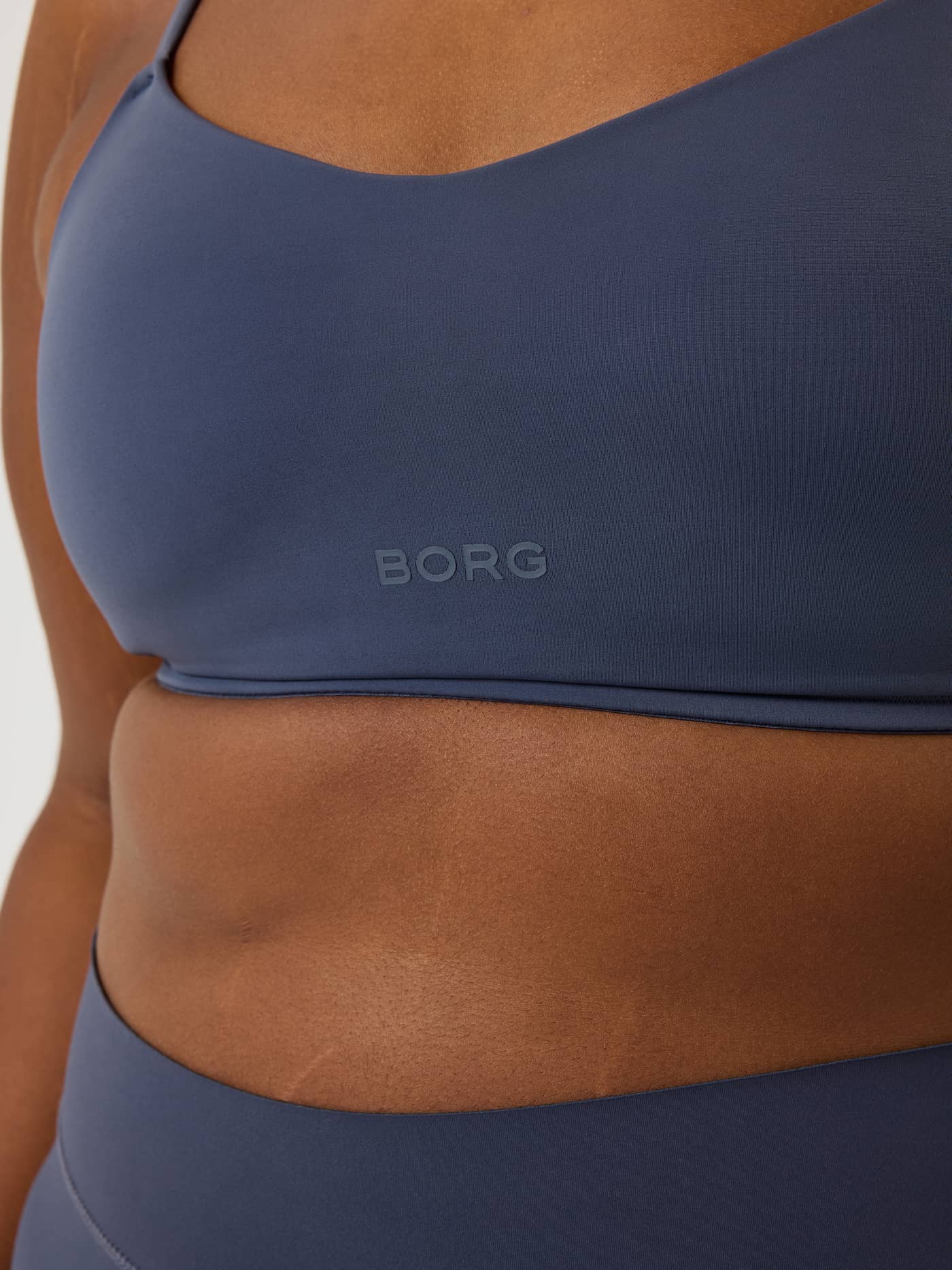 Alice Stenlöf Soft Bra in Marineblauw met een tonaal BORG-logo en een flexibele pasvorm voor studiotraining. - Image 11