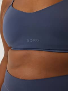 Alice Stenlöf Soft Bra in Marineblauw met een tonaal BORG-logo en een flexibele pasvorm voor studiotraining. - Image 11