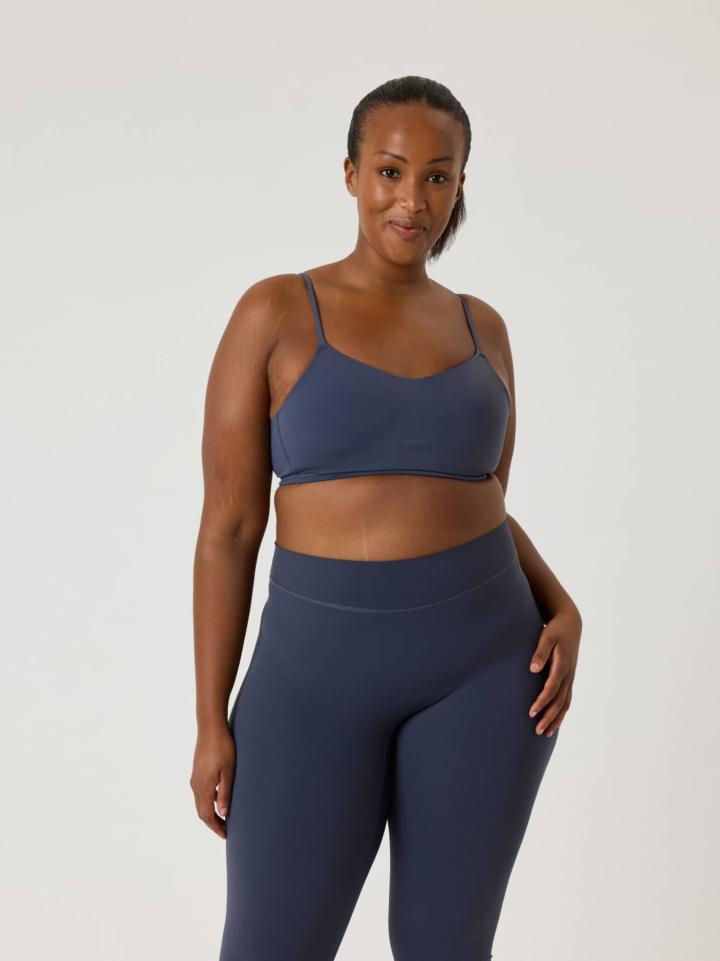 Alice Stenlöf Soft Bra in Marineblauw van zachte polyamide met een flexibele pasvorm voor training in vooraanzicht. - Image 7
