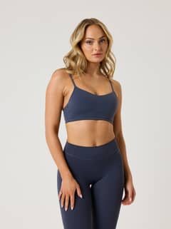Alice Stenlöf Soft Bra in Odyssey Gray (Marineblauw) met dunne bandjes voor een sportieve pasvorm in vooraanzicht. - Image 1