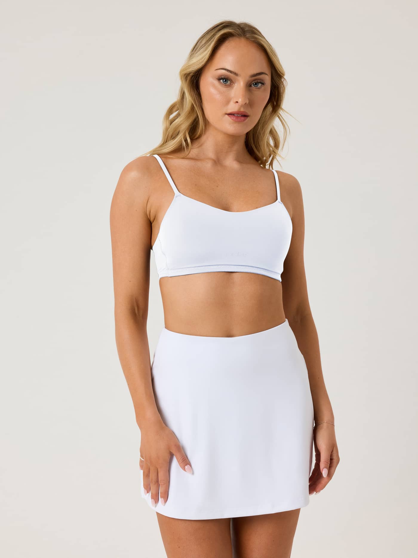 Alice Stenlöf Soft Bra i Hvid set forfra med et diskret logo og en blød, fleksibel pasform. - Image 2