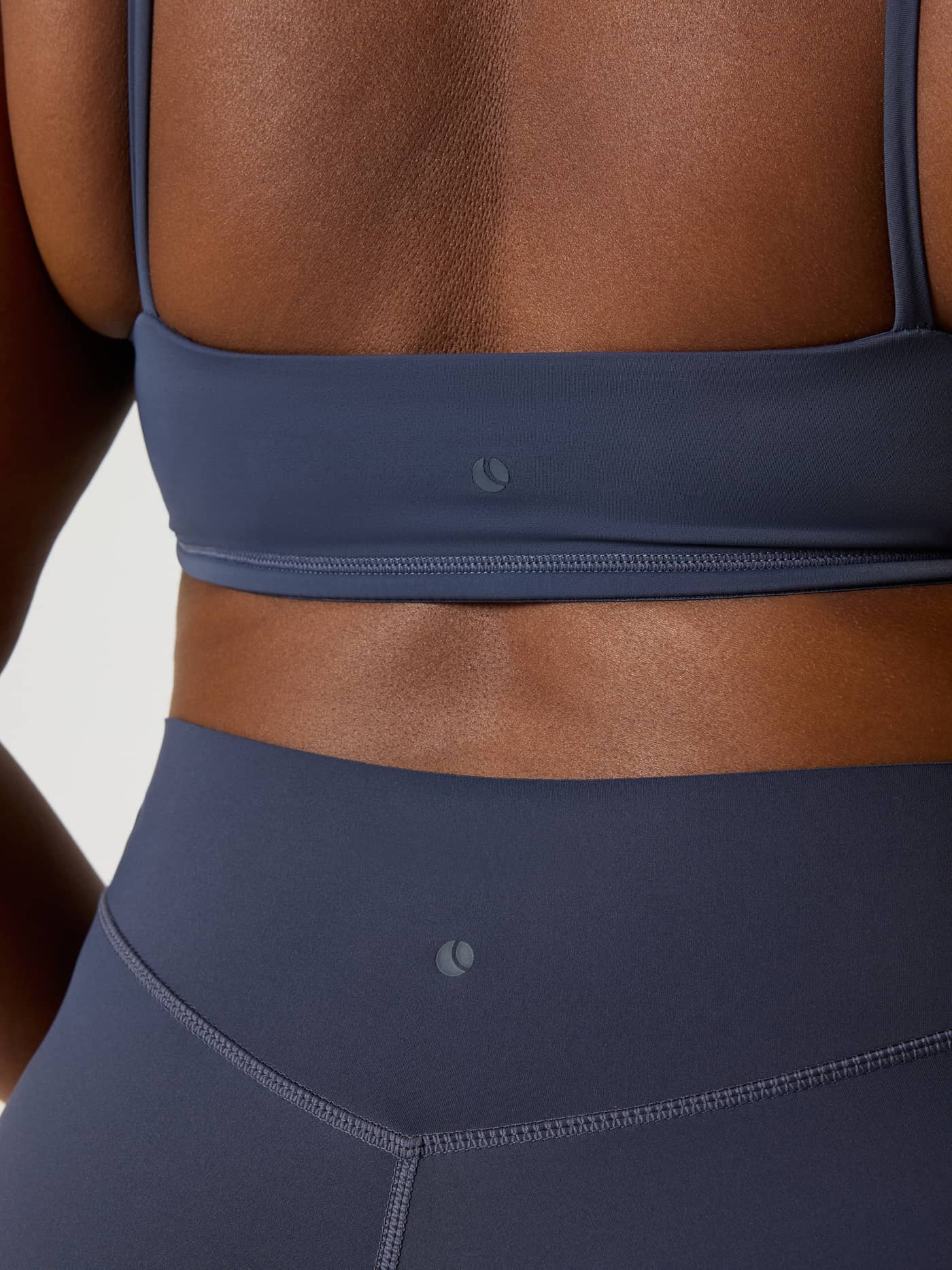 Alice Stenlöf Soft Bra in Marineblauw met dunne bandjes en een flexibele pasvorm voor training, achteraanzicht. - Image 10