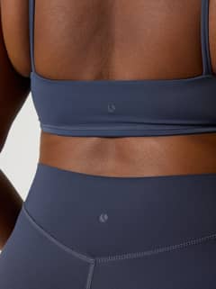 Alice Stenlöf Soft Bra in Marineblauw met dunne bandjes en een flexibele pasvorm voor training, achteraanzicht. - Image 10