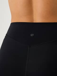 Alice Stenlöf Soft Tights in Black Beauty (Zwart) met klein zwart logo en ondersteunende trainingspasvorm, achteraanzicht. - Image 5
