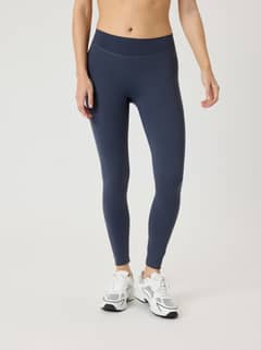 Alice Stenlöf Soft Tights in Odyssey Gray (Marineblauw) met hoge taille en een donker logo voor training in vooraanzicht. - Image 8