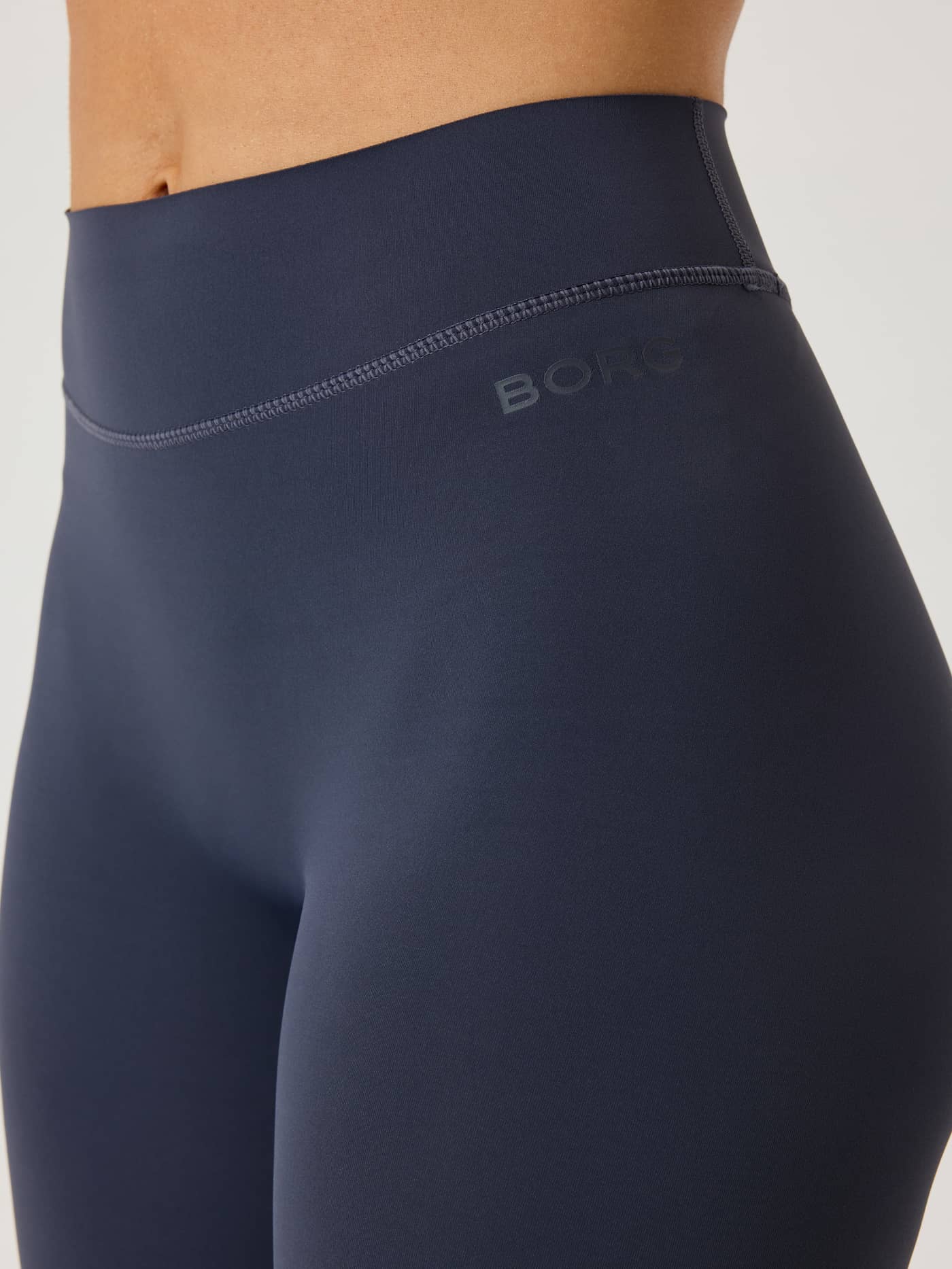 Alice Stenlöf Soft Tights in Odyssey Gray (Marineblauw) met hoge taille en grijs heuplogo voor training. - Image 5