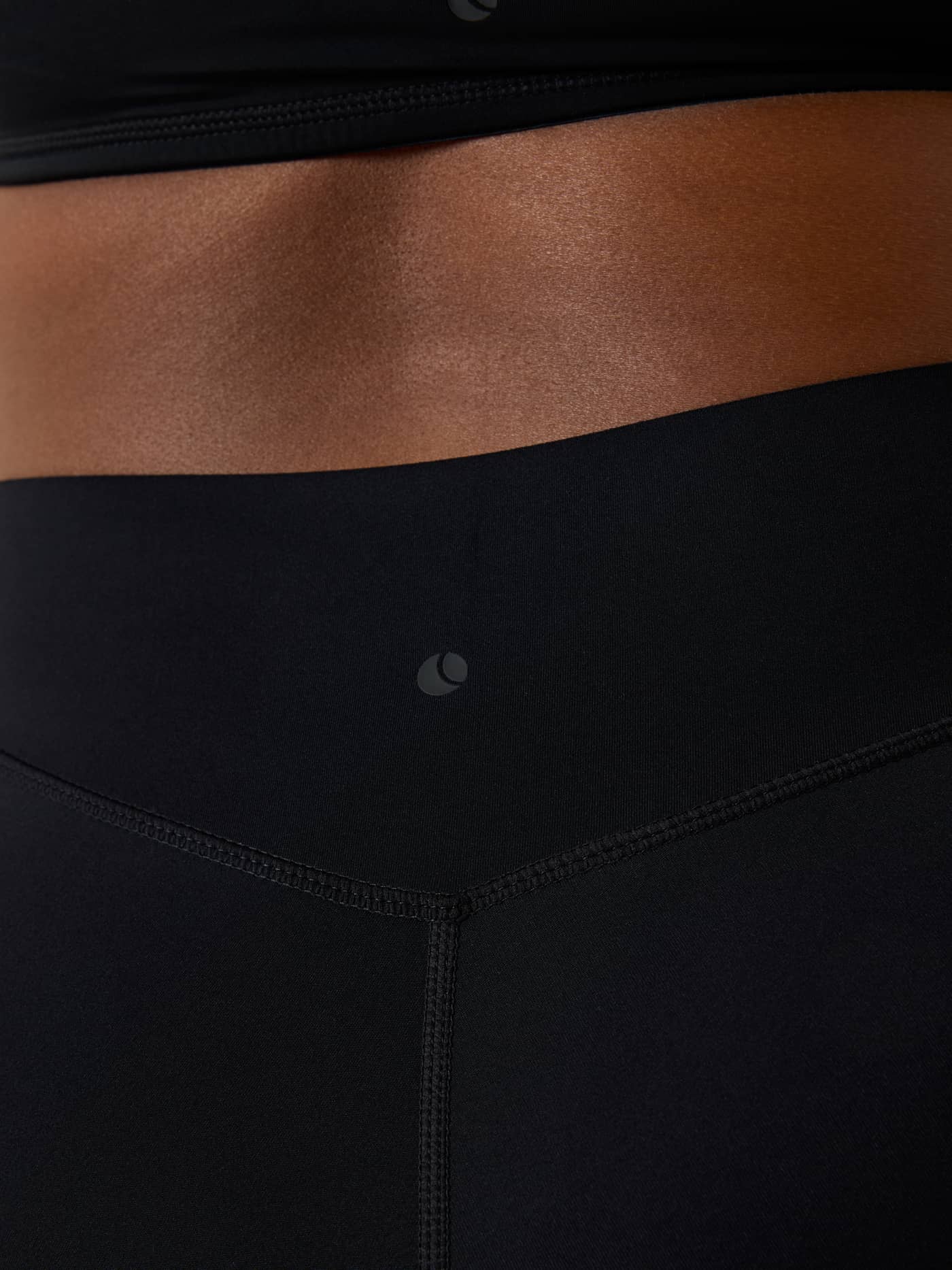 Achteraanzicht van de Alice Stenlöf Soft Tights in Black Beauty (Zwart) met hoge taille en zwart logo voor training. - Image 10