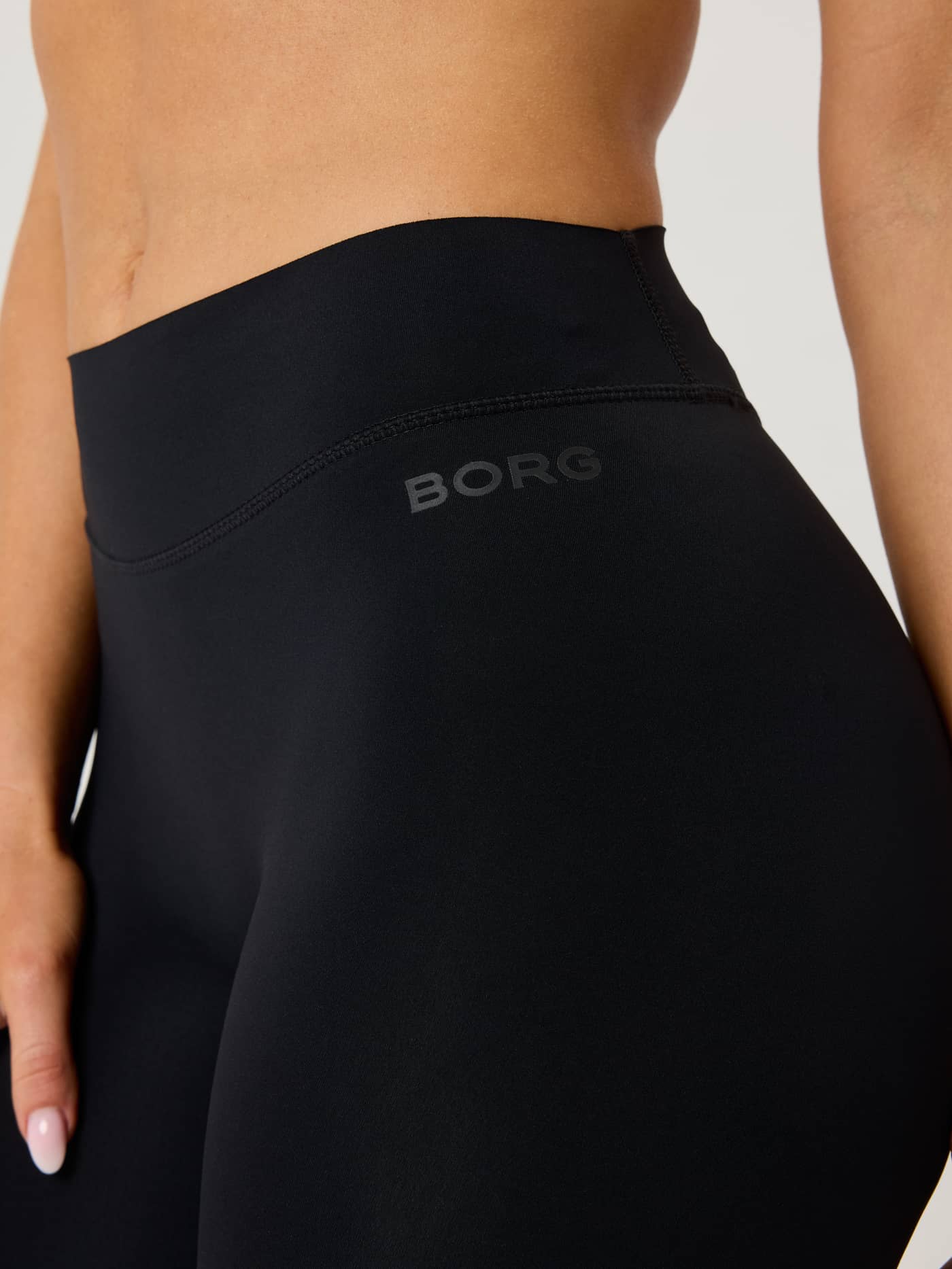 Alice Stenlöf Soft Tights in Black Beauty (Zwart) met grijs BORG-logo op de heup voor een stijlvolle trainingsfit. - Image 4