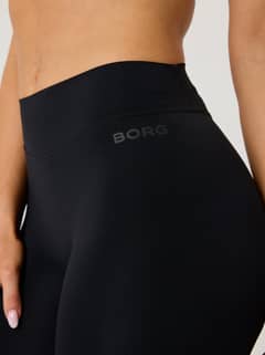 Alice Stenlöf Soft Tights in Black Beauty (Zwart) met grijs BORG-logo op de heup voor een stijlvolle trainingsfit. - Image 4
