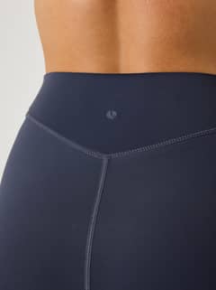 Alice Stenlöf Soft Tights in Odyssey Gray (Marineblauw) met een hoge taille en tonaal logo voor training. - Image 6