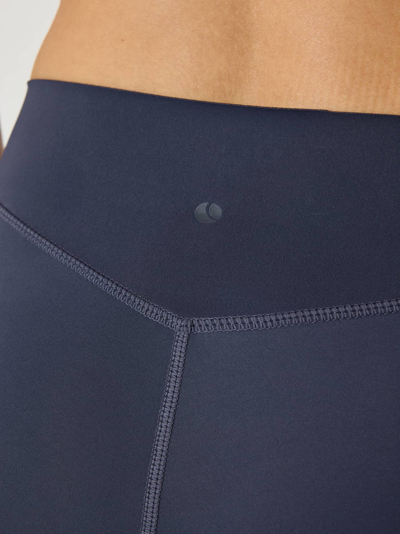 Alice Stenlöf Soft Tights in Odyssey Gray (Marineblauw) met hoge tailleband en logo voor training, close-up achteraanzicht. - Image 10