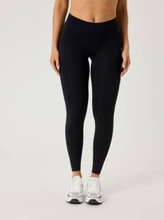 Alice Stenlöf Soft Tights in Black Beauty (Zwart) met hoge taille en flexibele pasvorm voor training, vooraanzicht. - Image 1