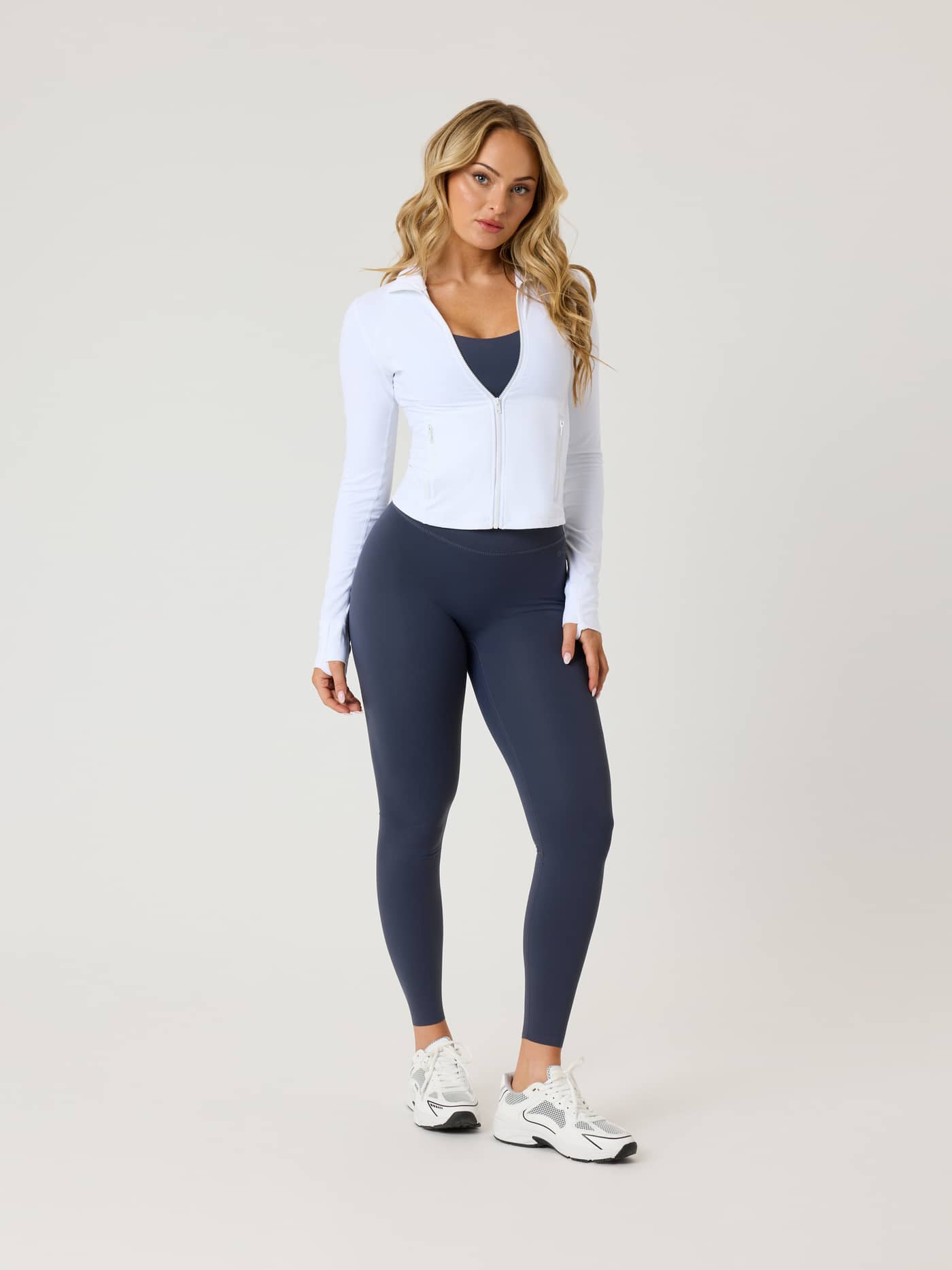 Alice Stenlöf Soft Tights in Odyssey Gray (Marineblauw) voor dames met hoge taille voor training, in vooraanzicht. - Image 2