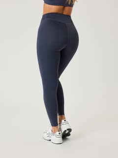 Alice Stenlöf Soft Tights in Odyssey Gray (Marineblauw) in achteraanzicht, een trainingspanty met hoge taille voor dames. - Image 4