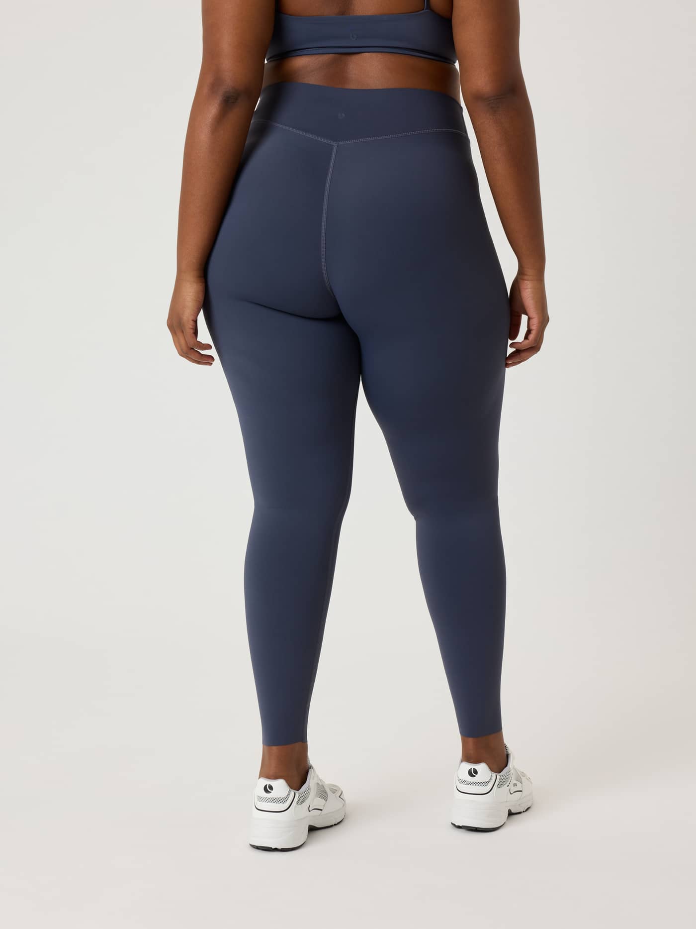 Alice Stenlöf Soft Tights in Odyssey Gray (Marineblauw) met hoge taille en tonaal logo voor training, achteraanzicht. - Image 14