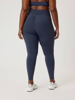 Alice Stenlöf Soft Tights in Odyssey Gray (Marineblauw) met hoge taille en tonaal logo voor training, achteraanzicht. - Image 14