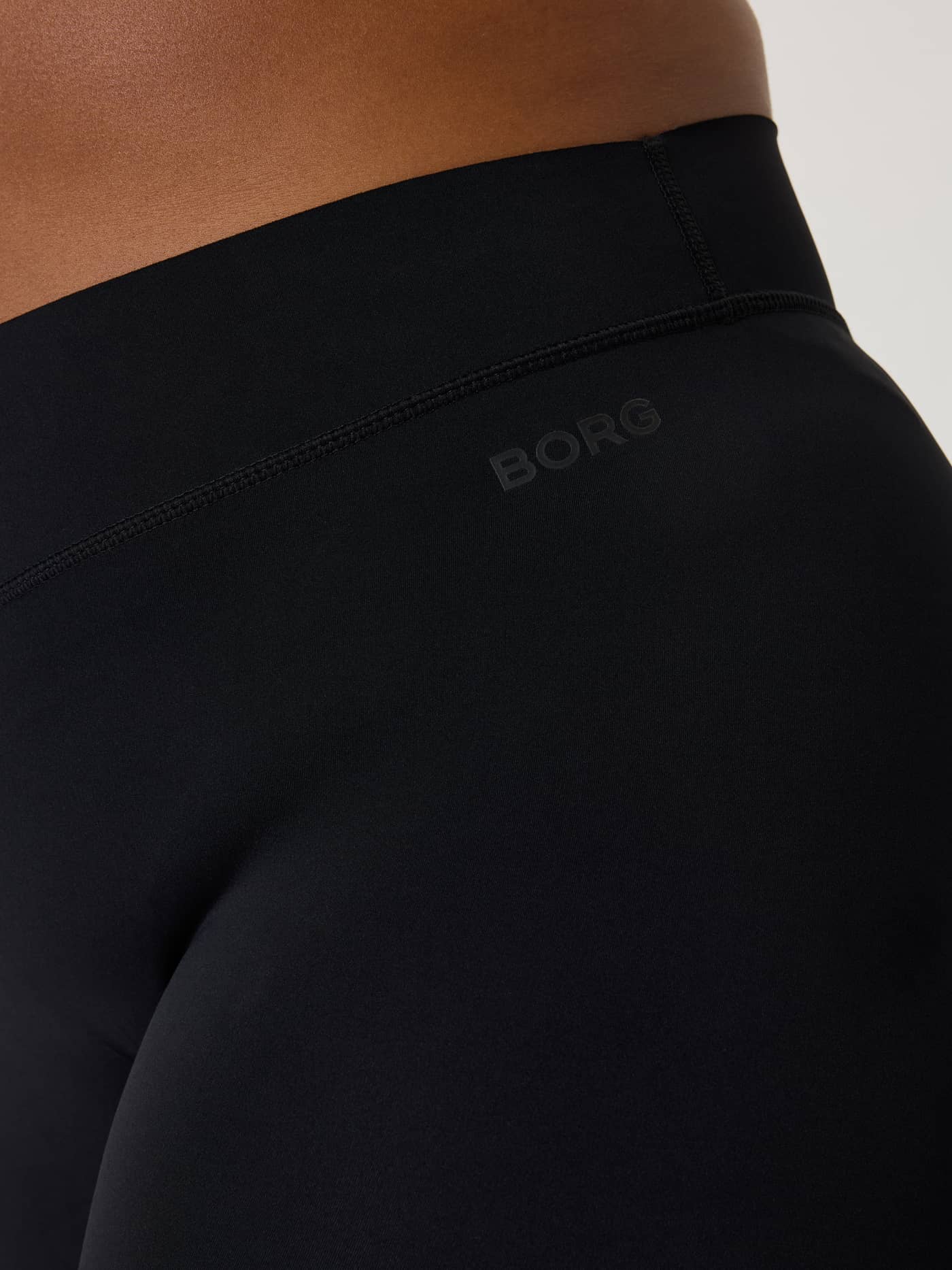 Alice Stenlöf Soft Tights in Black Beauty (Zwart) met tonaal BORG-logo en een stijlvolle trainingspasvorm in close-up. - Image 9