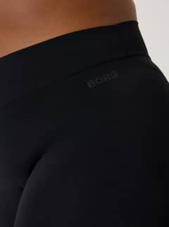 Alice Stenlöf Soft Tights in Black Beauty (Zwart) met tonaal BORG-logo en een stijlvolle trainingspasvorm in close-up. - Image 9