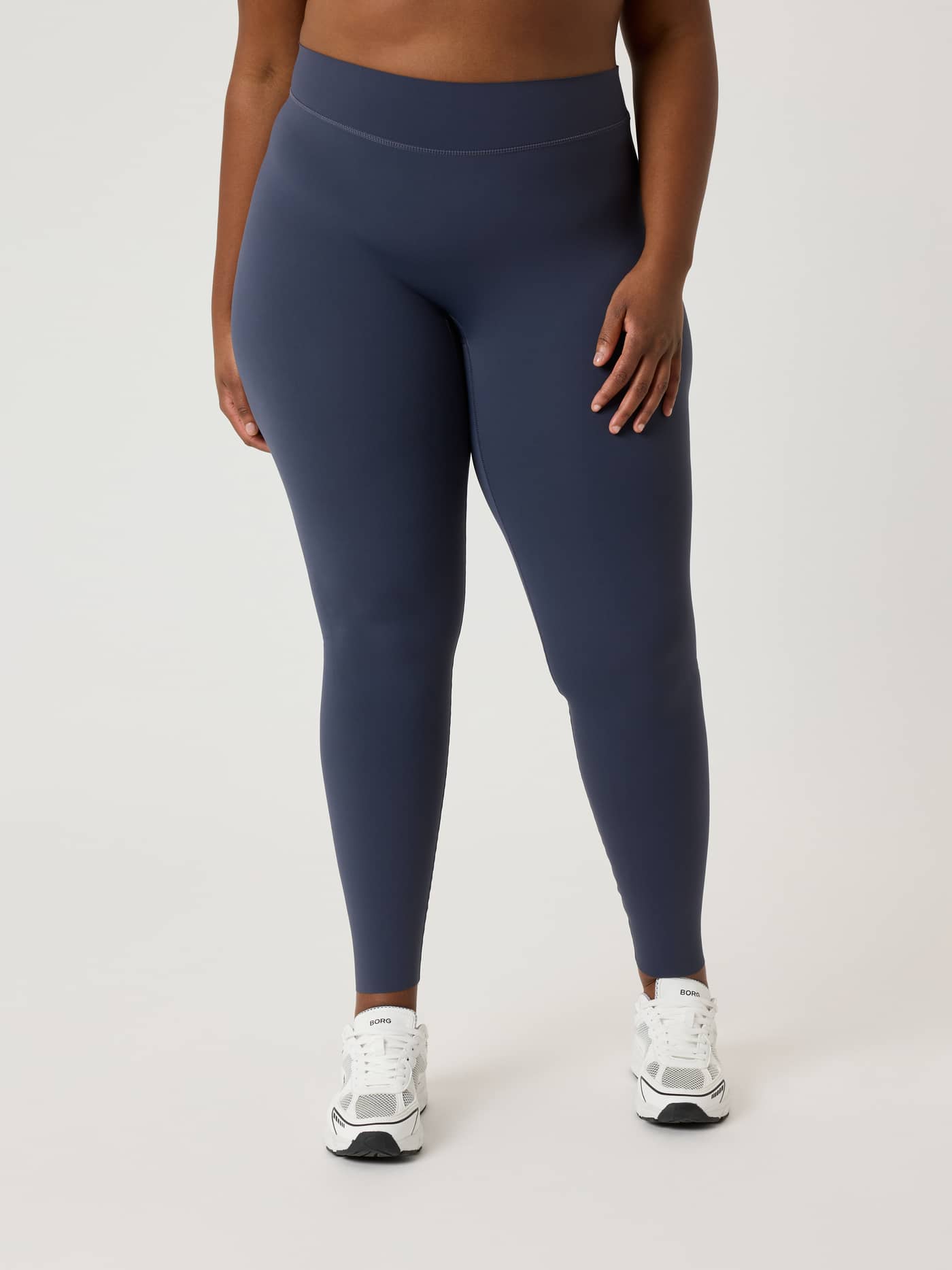 Alice Stenlöf Soft Tights in Odyssey Gray (Marineblauw) in vooraanzicht met hoge taille voor extra steun bij training. - Image 13