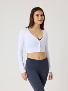 Alice Stenlöf Cropped Rib Cardigan i Brilliant White (Hvit) i myk modal med ribbestruktur og knapper, sett forfra. - Image 7